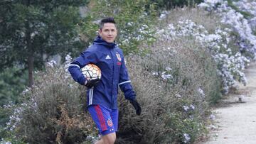 El  jugador Gustavo Canales  atiende el entrenamiento en el CDA. 
 Santiago, Chile. 
 13/04/2016 
 Ramon Monroy/Photosport*******