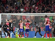 Los jugadores del Atlético lamentándose tras el penalti fallado por Carrasco, con dos remates posteriores, y que dejó a los rojiblancos fuera de la Champions.