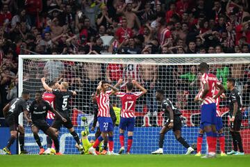 Los jugadores del Atlético se lamentan del último penalti fallado por Carrasco, con dos remates posteriores, y que dejó a los rojiblancos fuera de la Champions.