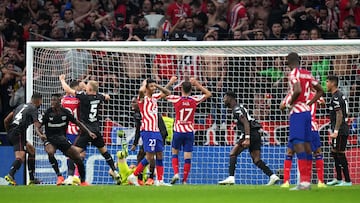 Los jugadores del Atlético lamentándose tras el penalti fallado por Carrasco, con dos remates posteriores, y que dejó a los rojiblancos fuera de la Champions.