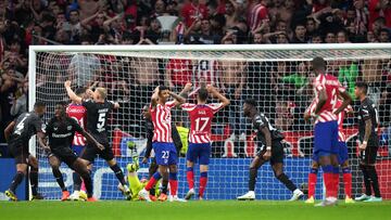 Los jugadores del Atlético lamentándose tras el penalti fallado por Carrasco, con dos remates posteriores, y que dejó a los rojiblancos fuera de la Champions.