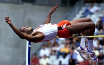 En agosto de 1993, tras la consecución del mundial al aire libre de Stuttgart, el atleta cubano había logrado en dos años los máximos logros para cualquier atleta: los campeonatos mundiales, los juegos olímpicos y la plusmarca de la prueba. Por estos resultados se le otorgó el príncipe de Asturias de los Deportes.