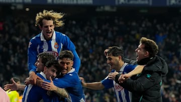 CORNELLÁ - EL PRAT (BARCELONA), 01/02/2025.- Los jugadores del Espanyol celebran el primer gol de su equipo durante el encuentro correspondiente a la jornada 22 de Laliga EA Sports que disputan hoy sábado el Espanyol y Real Madrid en el RCDE Stadium. EFE / Alejandro García