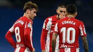 Griezmann, Carrasco y Correa dialogan en el derbi contra el Real Madrid.