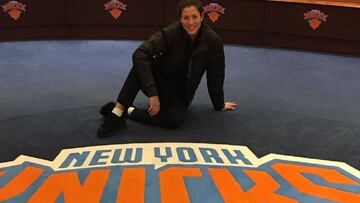 Garbiñe Muguruza posó en el vestuario de los New York Knicks de la NBA antes de jugar un partido de exhibición en el Madison Square Garden.