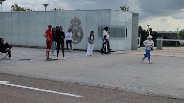 La burlona pancarta contra el Barça en las puertas de Valdebebas a dos días del Clásico