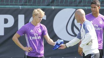Odegaard and Zidane during Real Madrid training.