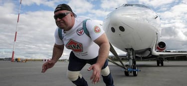 Un forzudo que arrastra un avión de 16 toneladas