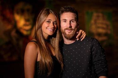 Messi flies to Barcelona after his wedding to sign new contract