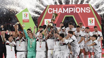 Los jugadores del Bolonia celebran el título de Coppa.