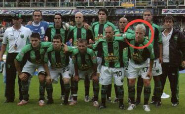 ¿Por qué Israel Damonte nunca mira en las fotos de equipo?