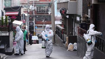 Imagen de trabajadores que colaboran en la desinfección del barrio de Itaewon.