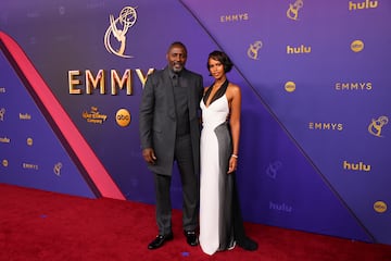 Idris Elba y Sabrina Elba durante la alfombra roja de los premios Emmys 2024 celebrados en el teatro Peacock de Los Ángeles.