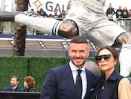 Former Los Angeles Galaxy midfielder David Beckham (L) and his wife Victoria Bekcham pose beside his newly unveiled statue at the Legends Plaza in Carson, California on March 2, 2019. - Beckham played for the Los Angeles Galaxy from 2007 until 2012. (Phot