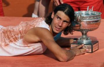 Rafa Nadal posa con el Trofeo de Roland Garros conseguido en 2006 en la final que lo enfrentó al suizo Roger Federer