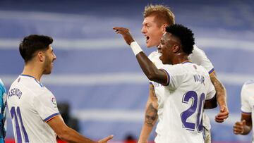 Asensio, Kroos y Vinicius celebran el 1-0 al Rayo.