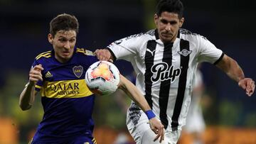 Paraguay&#039;s Libertad defender Diego Viera and Argentina&#039;s Boca Juniors forward Franco Soldano (L) vie for the ball during their closed-door Copa Libertadores group phase football match at the La Bombonera stadium in Buenos Aires, on September 29, 2020, amid the COVID-19 novel coronavirus pandemic. (Photo by AGUSTIN MARCARIAN / various sources / AFP)