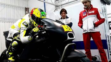 Álvaro Bautista subido a la Ducati del equipo Aspar en presencia de Gigi Dall'Igna.