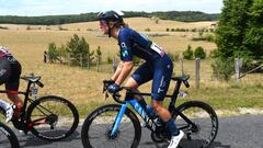 La ciclista danesa del Movistar Emma Norsgaard compite durante una etapa del Tour de Francia Femenino avec Zwift.