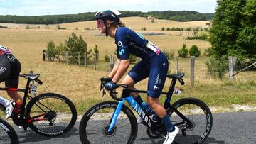 La ciclista danesa del Movistar Emma Norsgaard compite durante una etapa del Tour de Francia Femenino avec Zwift.