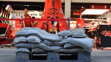 Bolsas de arena frente al garaje de Ferrari en Suzuka ante la llegada del Tifón Hagibis. Japón, F1 2019.