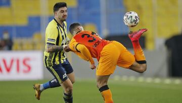 Soccer Football - Super Lig - Fenerbahce v Galatasaray - Sukru Saracoglu Stadium, Istanbul, Turkey - February 6, 2021 Fenerbahce&#039;s Ozan Tufan in action with Galatasaray&#039;s Mostafa Mohamed Pool via REUTERS/Kenan Asyali