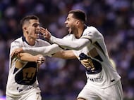 MEX8148. PUEBLA (MÉXICO), 08/11/2025.- Rodrigo López (i) y Alan Medina de Pumas celebran un gol este sábado, durante un partido de la Liga MX entre Cruz Azul y Pumas en el estadio Cuauhtémoc, en Puebla (México). EFE/Hilda Ríos