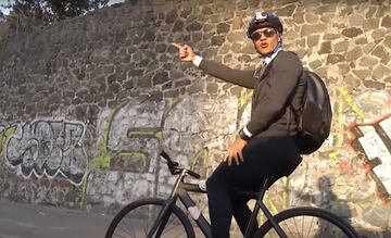 Francisco 'Paco' Palencia, hoy técnico de Lobos BUAP, es hasta ahora el único DT en América que llega a los entrenamientos en bicicleta. Algo que implementó desde que dirigía Pumas en 2017, donde aseguraba que lo hacía por salud y darle ejemplo a sus dirigidos.