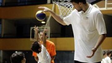 <b>MARC DISFRUTÓ COMO UNO MÁS</b> En el evento patrocinado por Caser Seguros, Marc Gasol se lo pasó en grande con sus jóvenes pupilos.