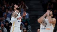 Vincent Poirier y Facundo Campazzo se lamentan durante un partido del Real Madrid en la Euroliga.