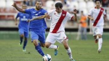 Trashorra conduce el balón ante la presencia de un rival.