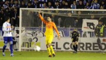 El portero del Barcelona Jos&eacute; Manuel Pinto en el momento de recibir el impacto de un objeto en el partido de Copa en Vitoria.