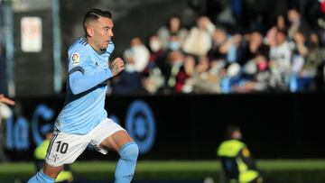 Iago Aspas conduce el balón durante el partido entre el Celta y el Real Madrid en Balaídos.