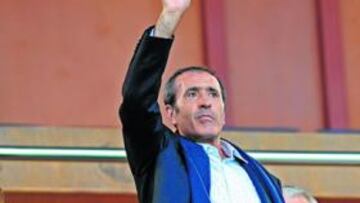 <b>OVACIÓN. </b>Seve, el domingo en el palco de El Sardinero con Revilla.