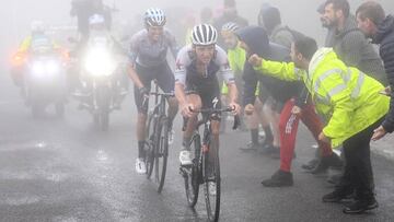 Remco Evenepoel sube el Pico Jano con Enric Mas pegado a su rueda en la sexta etapa de la Vuelta a España 2022.