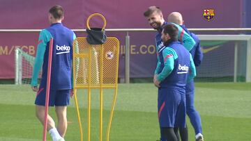 Piqué charla con Lenglet y le saca una sonrisa a Messi