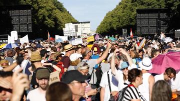 Berlin (Germany), 01/08/2020.- Demonstrators stand close to each other during a protest against coronavirus pandemic regulations in Berlin, Germany, 01 August 2020. An alliance of right wing groups have called to a democratic resistance demonstration for the first weekend in August. The nationwide rally 'Day of Freedom' will take place 01 August as a protest against the measures imposed by the Government in relation to the coronavirus pandemic. The events are organized by groups of various motives, right wing activists, conspiracy theory believers and more. (Protestas, Alemania) EFE/EPA/FELIPE TRUEBA