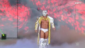 Dragon Lee hace su entrada al ring en Smackdown.