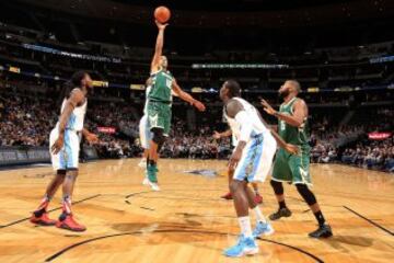 Jerryd Bayless salta con la pelota.