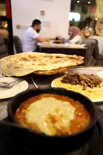 Detalle de varios platos de comida yemení en un restaurante Souq Waqif. 