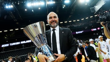 KAUNAS (LITUANIA), 21/05/2023.- El entrenador del Real Madrid Chus Mateo celebra la victoria con el trofeo tras la final de la EuroLiga que Olympiacos y Real Madrid disputaron este domingo en el Zalgiris Arena, en Kaunas, Lituania. EFE/ Enric Fontcuberta.
