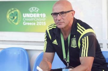 El técnico de la selección española de fútbol sub19, Luis de la Fuente, durante la final del Europeo sub-19 que las selecciones de España y Rusia disputan hoy en el estadio municipal de Katerini.