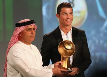 Cristiano Ronaldo recibe el premio 'Globe Soccer' en Dubai