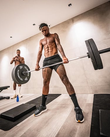 El delantero del Real Madrid no deja de sorprender a sus millones de seguidores con sus cambios de peinado. Esta vez se ha viralizado en redes su nuevo 'look'  que está luciendo en el Mundial de Clubes 2025, el cual ha provocado numerosos comentarios.