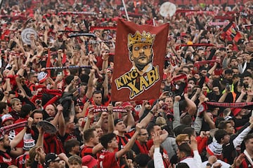 Los aficionados del Bayer Leverkusen invadieron en masa el césped del BayArena tas finalizar el encuentro y celebrar el primer título en la Bundesliga de su equipo.