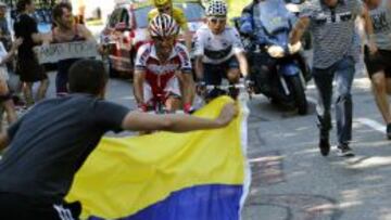 Purito Rodr&iacute;guez, Nairo Quintana y Chris Froome suben Semnoz. Un aficionado jalea a Colombia en su D&iacute;a Nacional... Y otro anima a Tito Vilanova.