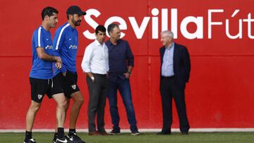 Machín, con Caparrós al fondo.