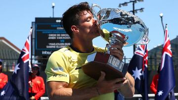 Gustavo Fernandez, con el trofeo del Abierto de Australia.