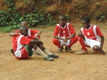 En Camerún, niños juegan con camisetas de Santa Fe
