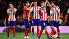 Los jugadores del Atl&eacute;tico saludan a su afici&oacute;n al t&eacute;rmino del partido ante el Getafe. 